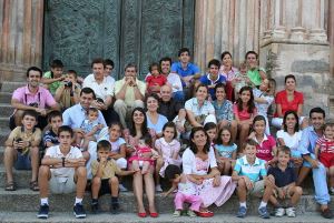 Image shows a huge extended family in Spain.