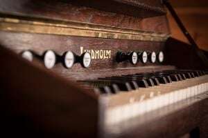 Image shows a piano.