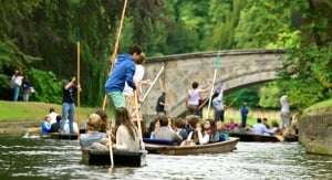 Image shows ORA students going punting in Oxford.