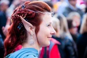 Image of a woman dressed as an elf from the Lord of the Rings.